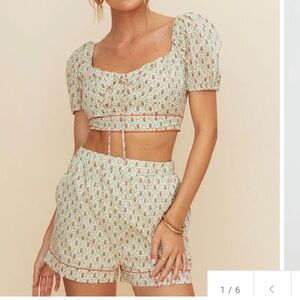Kourt two- piece Crop Top Blouse Short Set -Size Medium floral